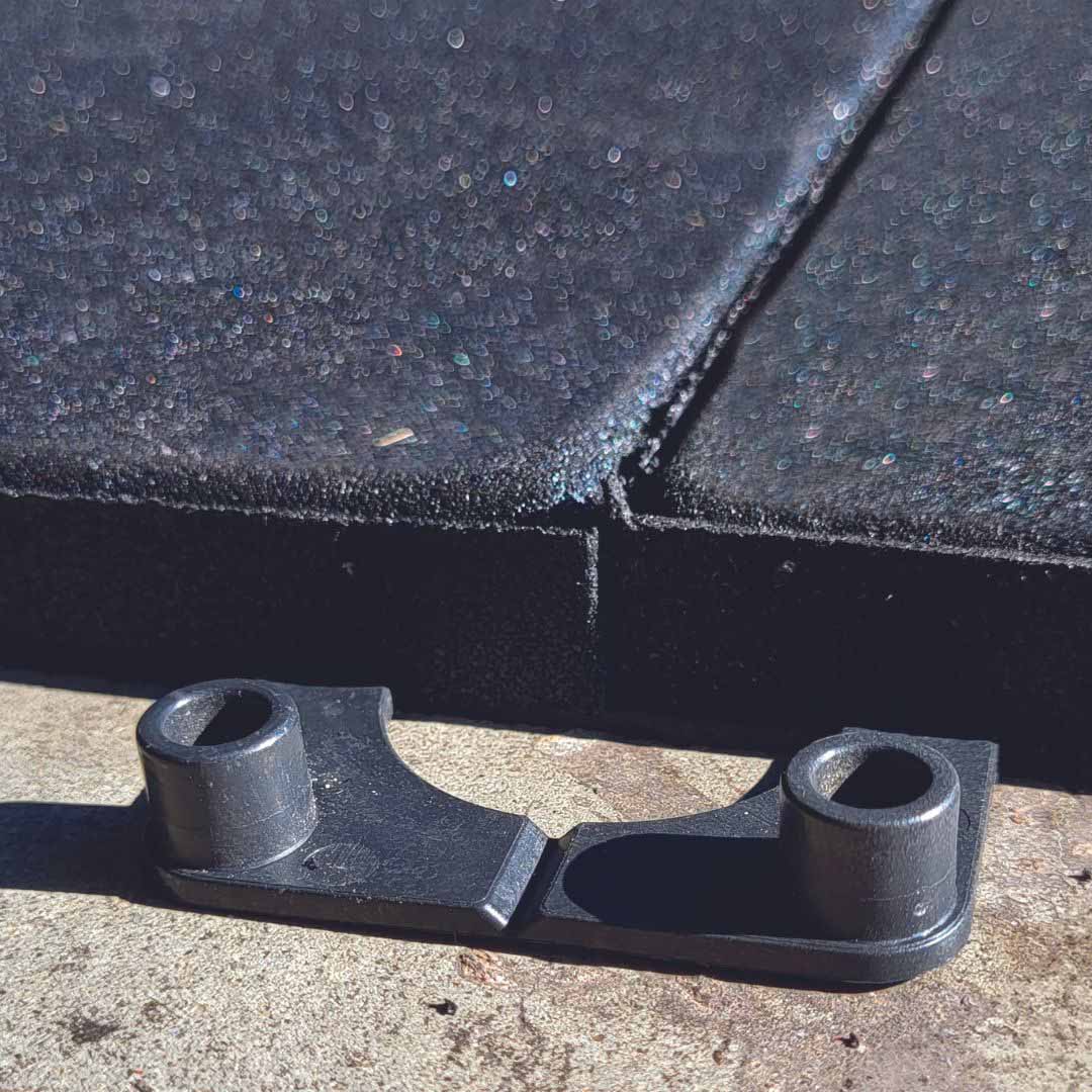 ECO-GYM 5 LOCK connector positioned between the ECO-GYM plates