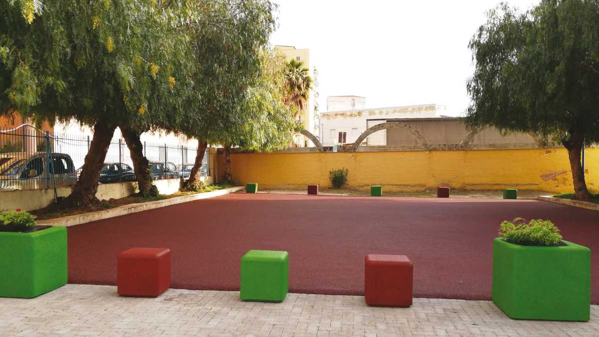 Elementi in gomma riciclata per arredo urbano