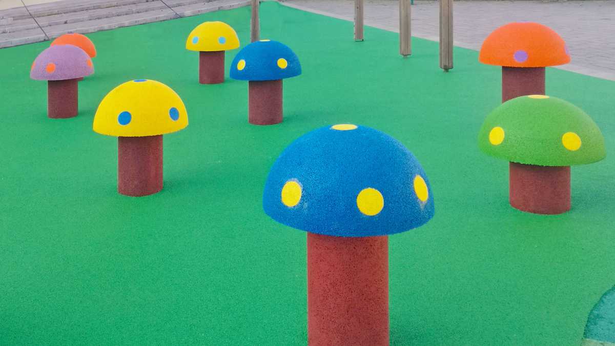 Elementi ludici da esterno realizzati in gomma riciclata
