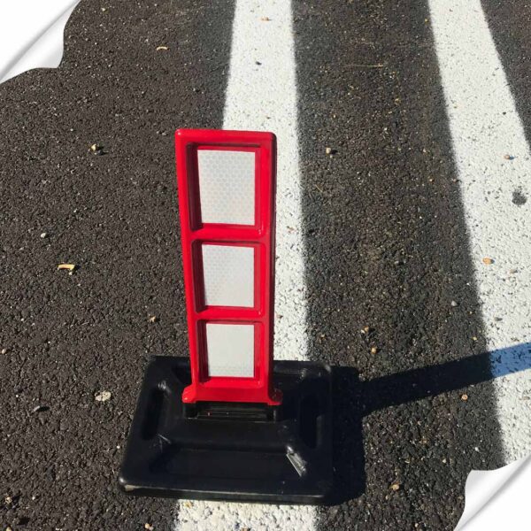 Elemento in gomma per la delimitazione di un’area percorsa da veicoli
