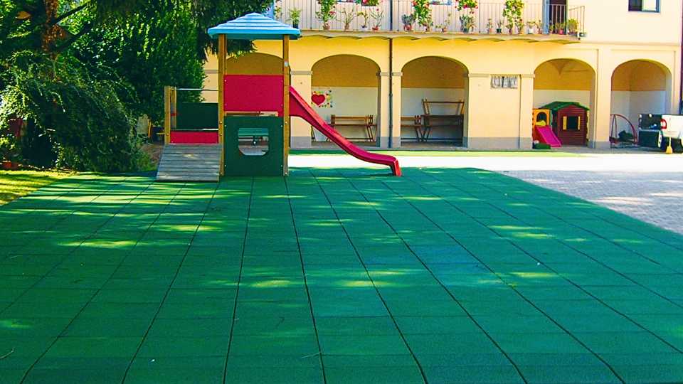 Pavimentazione antitrauma in gomma riciclata per parchi gioco e scuole