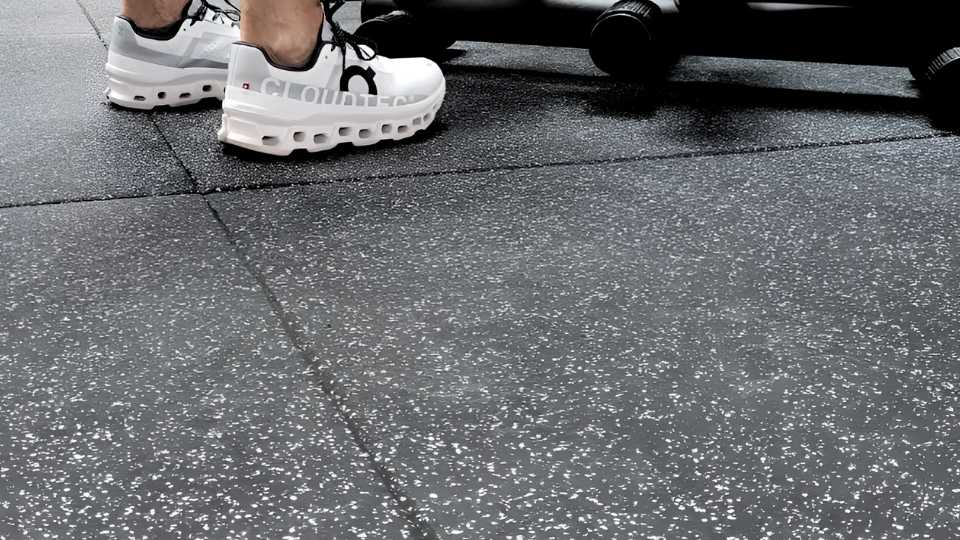 Pavimentazione in gomma riciclata per palestra, ideale per area pesi e allenamento funzionale
