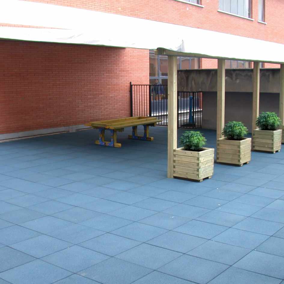 Balcony with a drainage-type rubber covering for outdoor use