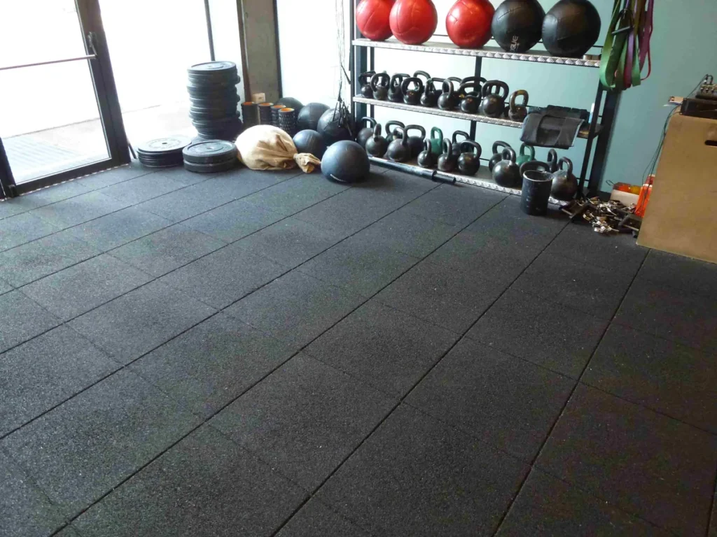 Area training con kettlebell e pavimentazione ECO-GYM a piastre nere
