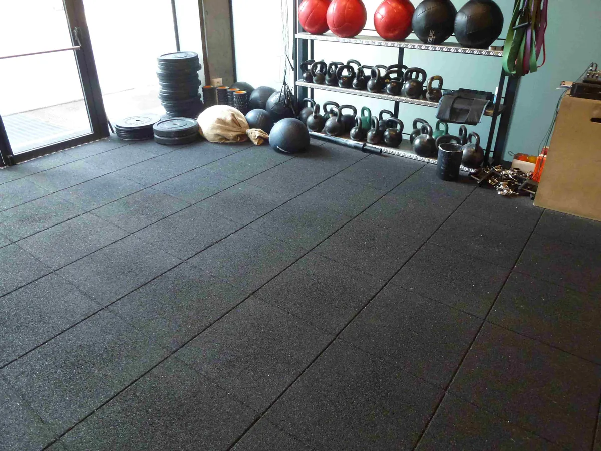 Area training con kettlebell e pavimentazione ECO-GYM a piastre nere
