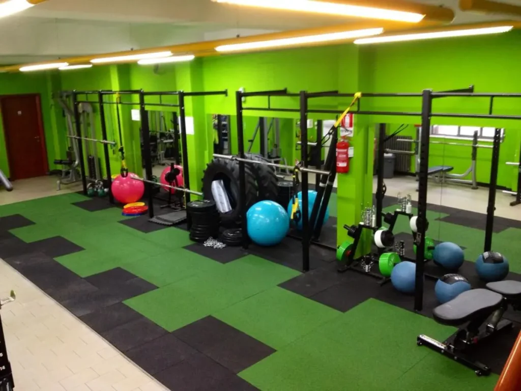 Palestra con pavimentazione ECO-GYM verde e nera a disegno modulare