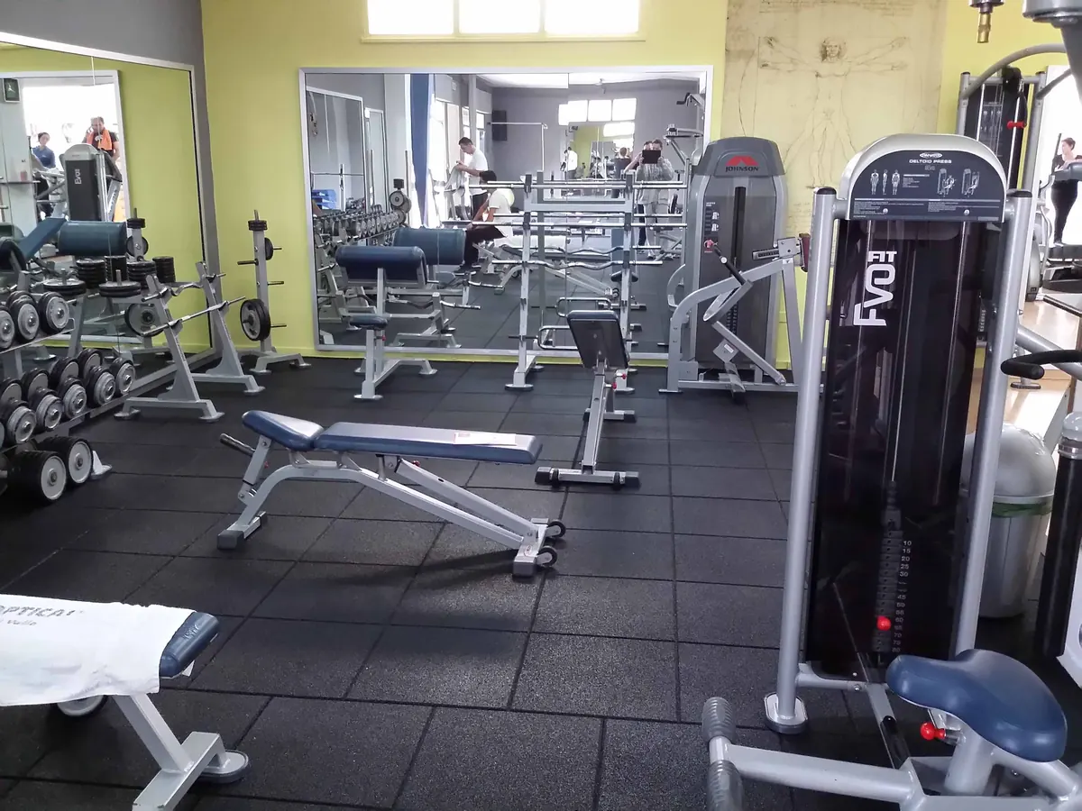 Pavimentazione ECO-GYM installata in area pesi con attrezzature professionali
