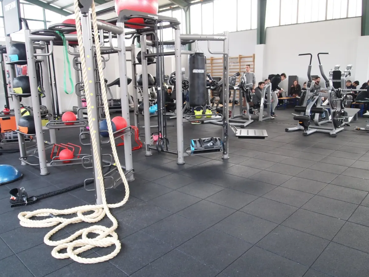 Pavimentazione ECO-GYM in zona training funzionale con attrezzi fitness