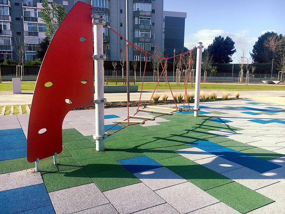 Area gioco con pavimentazione antitrauma colorata in gomma