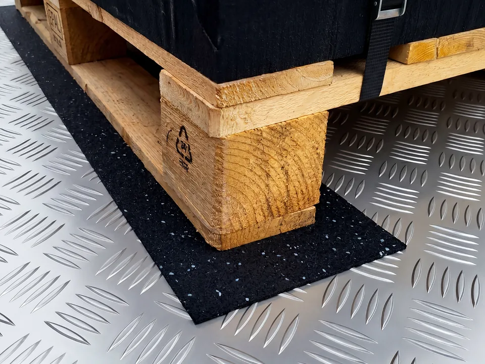 Tappeto antiscivolo in gomma sotto un pallet per il fissaggio del carico