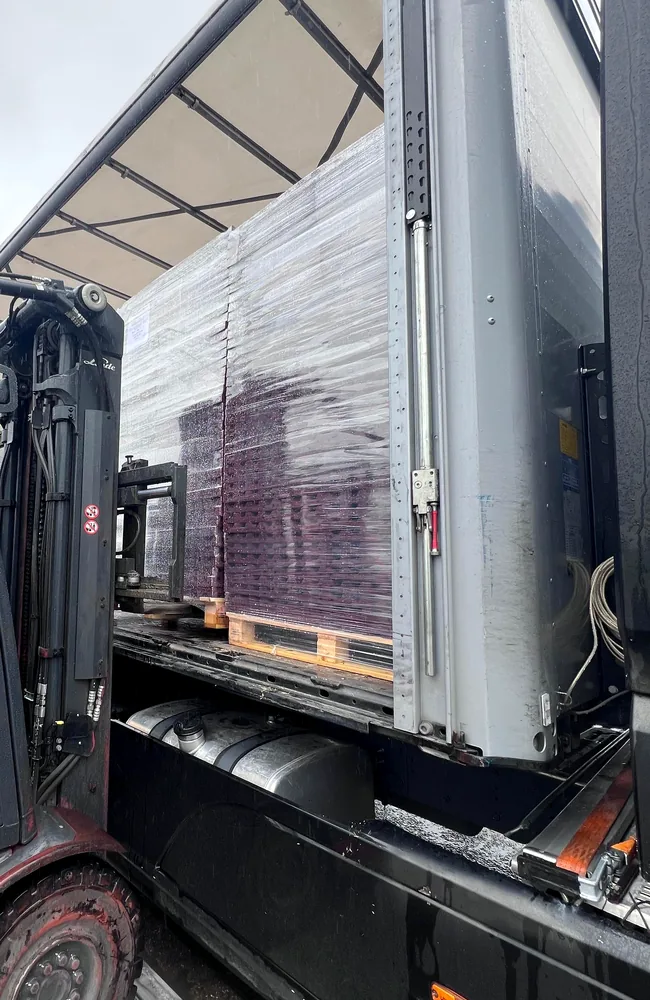 Carico di pallet ECO-PLAYSOFT su autocarro