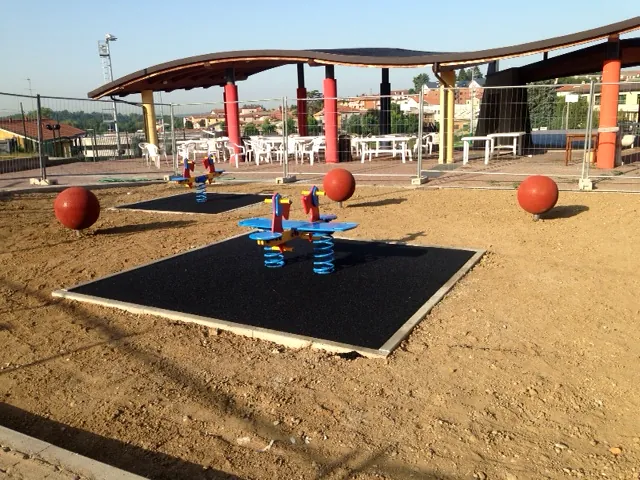 ECO-BALL 4 Più sfere ECO-BALL rosse inserite in un’area gioco all’aperto