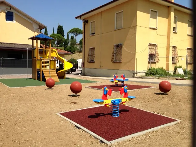 ECO-BALL 6 Sequenza di sfere ECO-BALL rosse in un parco gioco