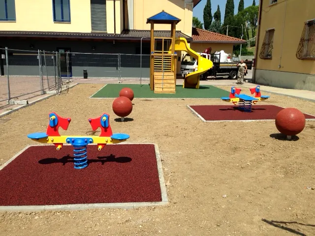 Area giochi con sfere ECO-BALL rosse e attrezzature ludiche