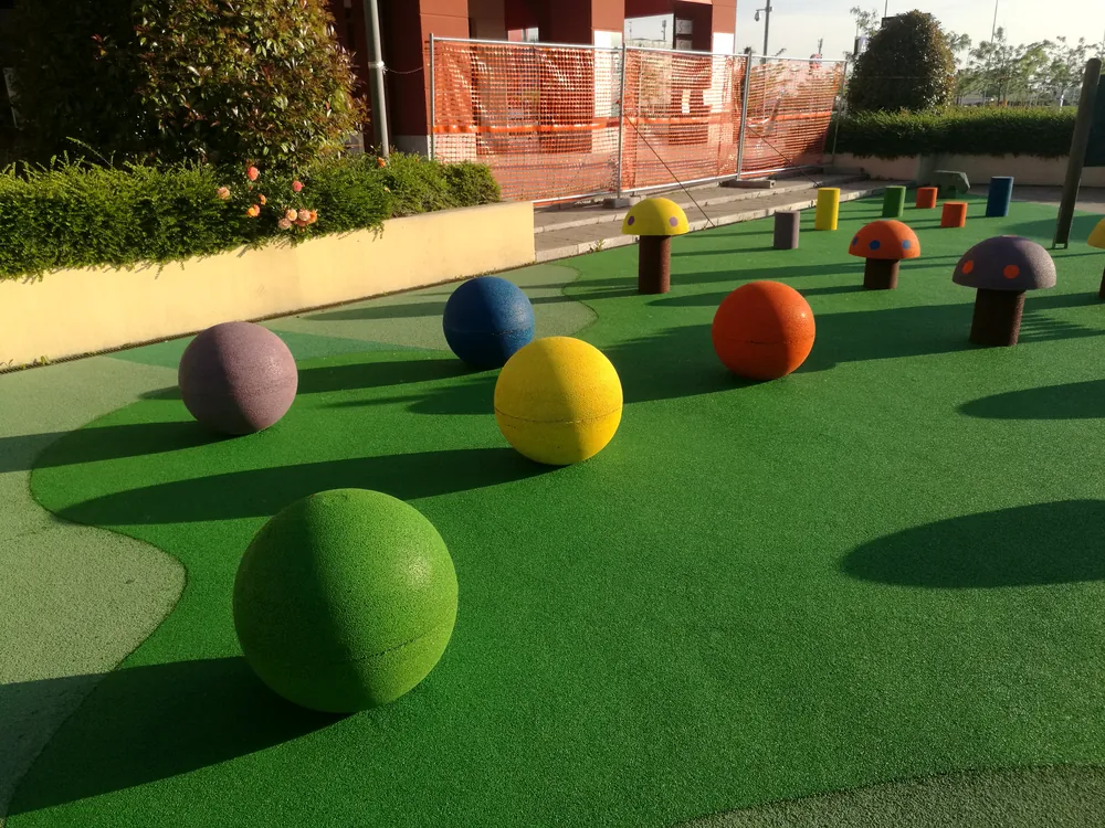 ECO-BALL 5 Area ludica con più sfere ECO-BALL colorate