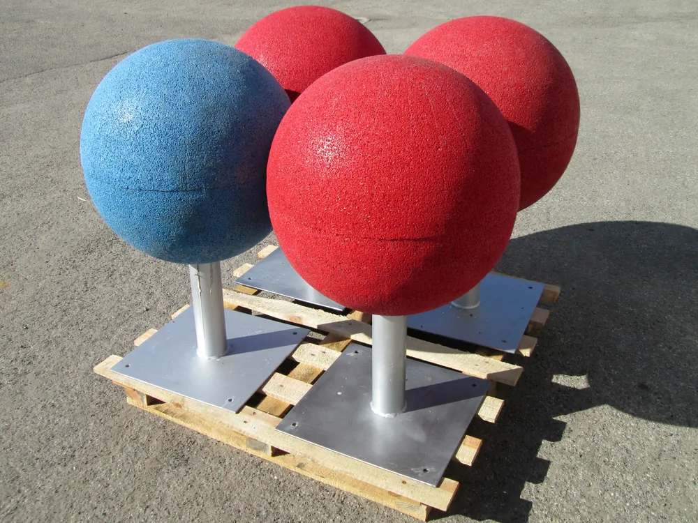 ECO-BALL 3 Sfere ECO-BALL rosse e azzurre mostrate come prodotto per parchi gioco e aree ludiche