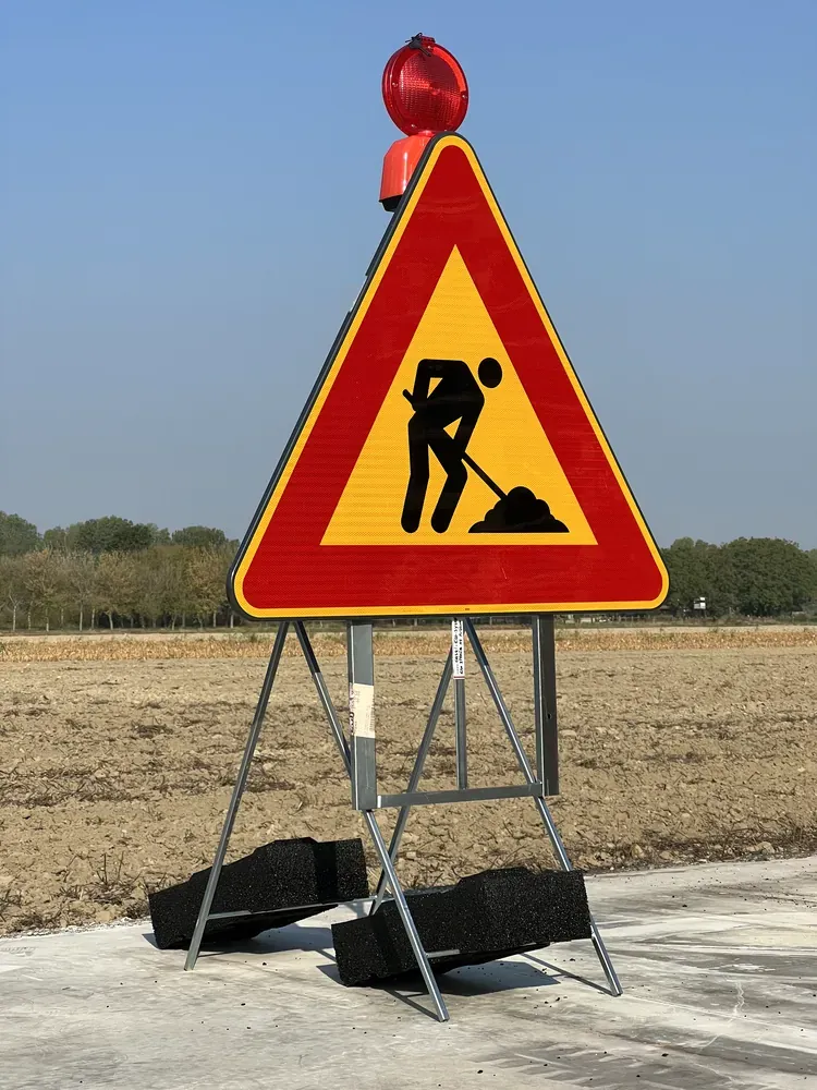 Utilizzo reale della base in gomma per stabilizzare i cartelli