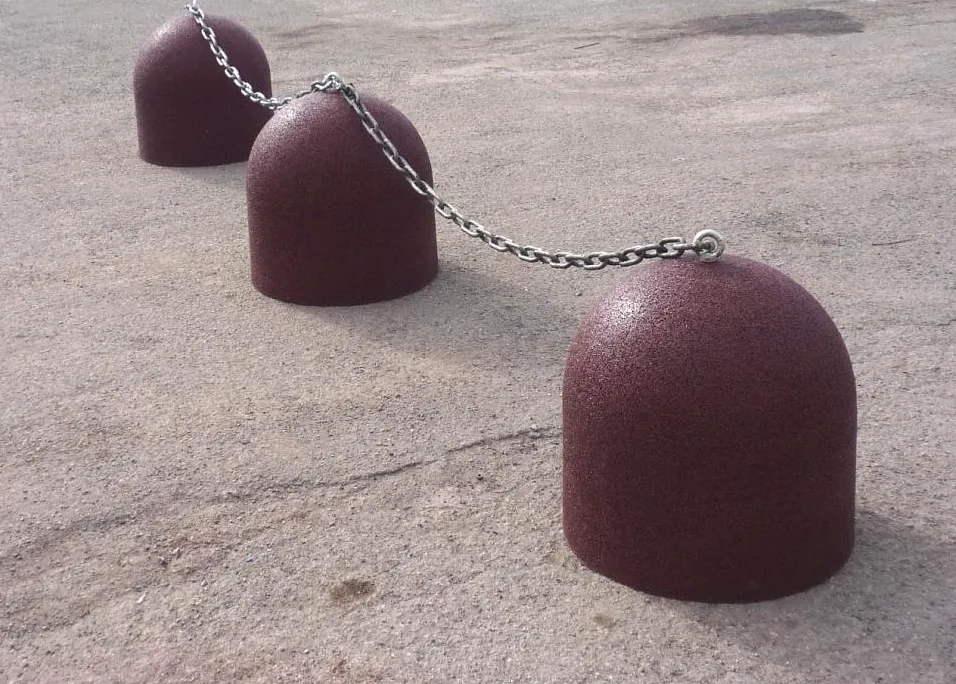 Tre dissuasori ECO-BOLLARD SPHERE collegati mediante catena