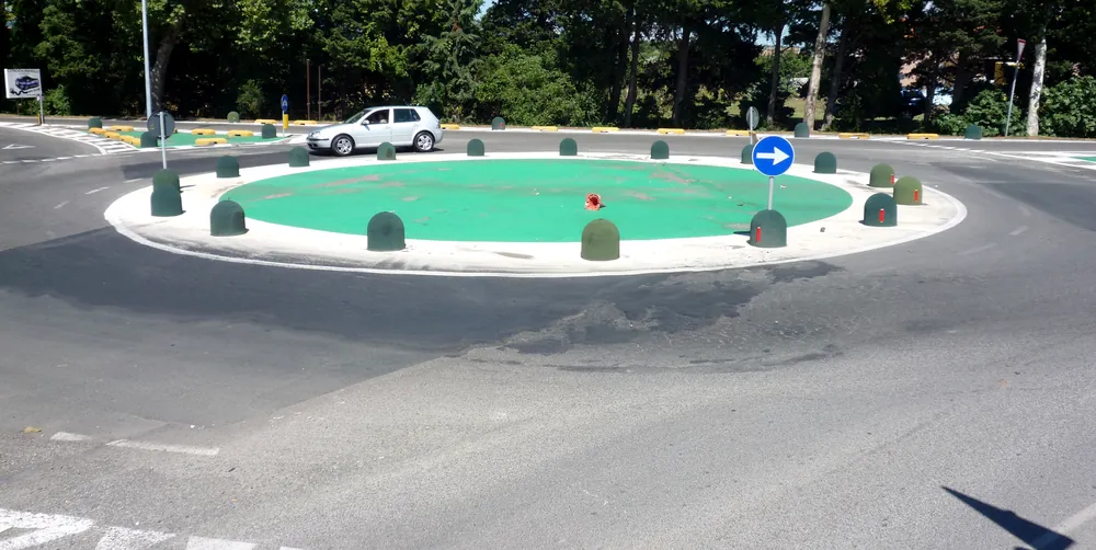 Dissuasori ECO-BOLLARD SPHERE verdi lungo il perimetro di una rotatoria