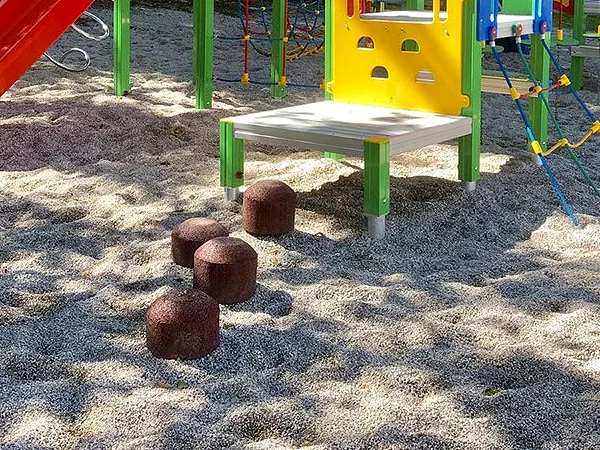 ECO-BONG 5 Percorso con elementi ECO-BONG in un'area gioco esterna