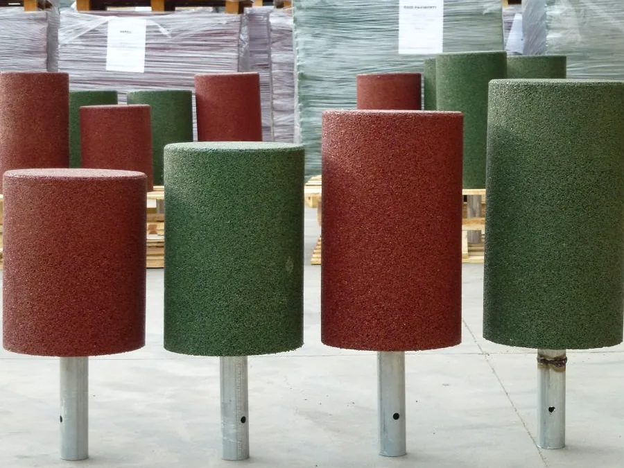 ECO-DRUM 7 Gruppo di ECO-DRUM rossi e verdi con pali di ancoraggio visibili