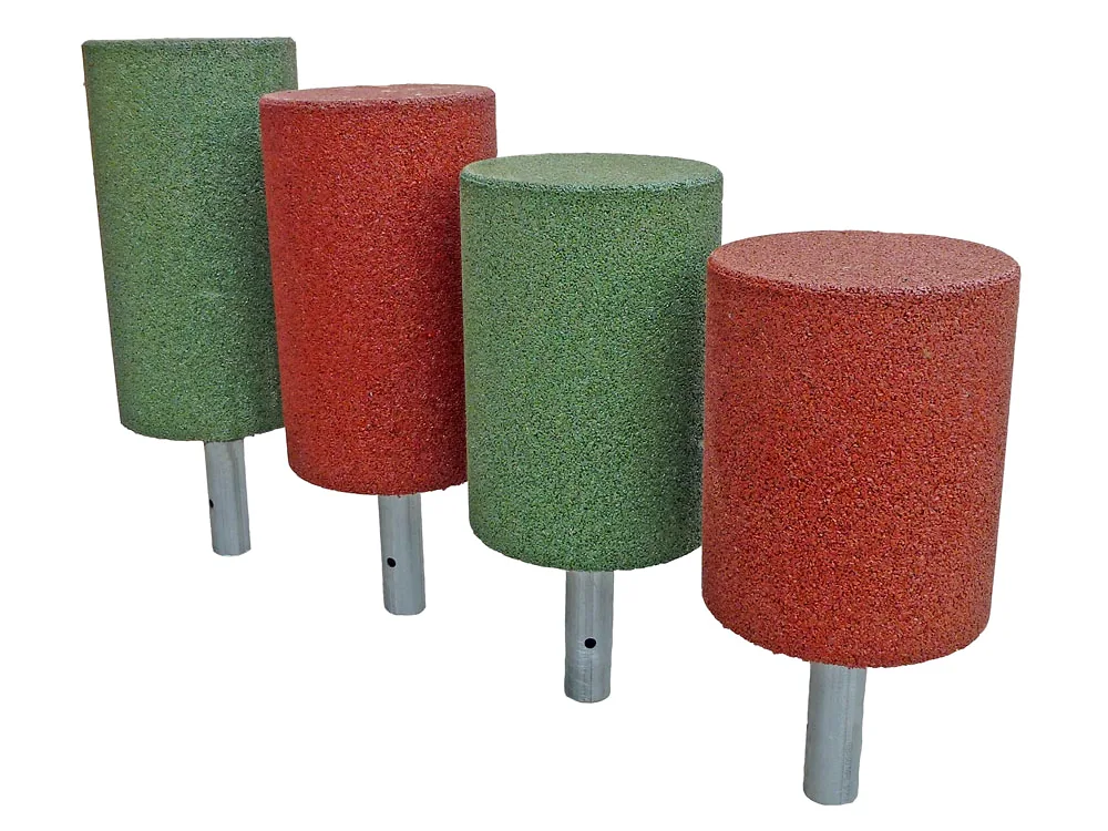 ECO-DRUM 3 ECO-DRUM cilindrici in gomma SBR nei colori rosso e verde con palo di ancoraggio in acciaio zincato