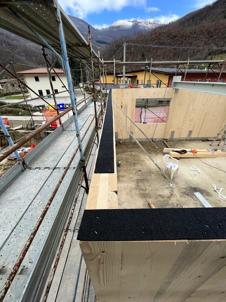 Fascia tagliamuro ECO-FON STRIP posata su parete divisoria in legno