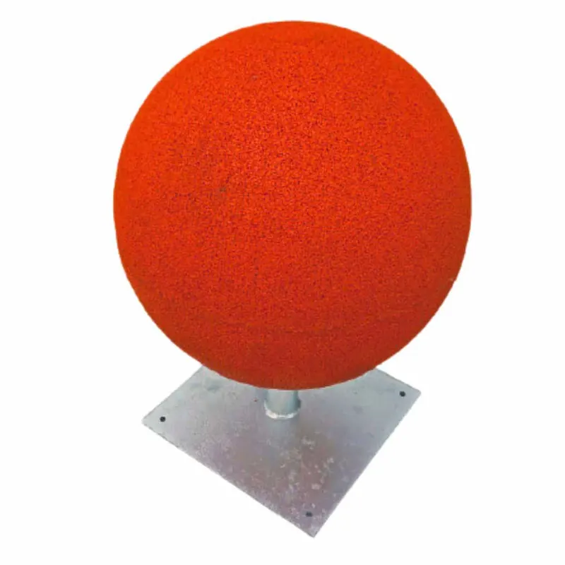 Sfera arancione ECO-BALL con supporto isolata su fondo bianco