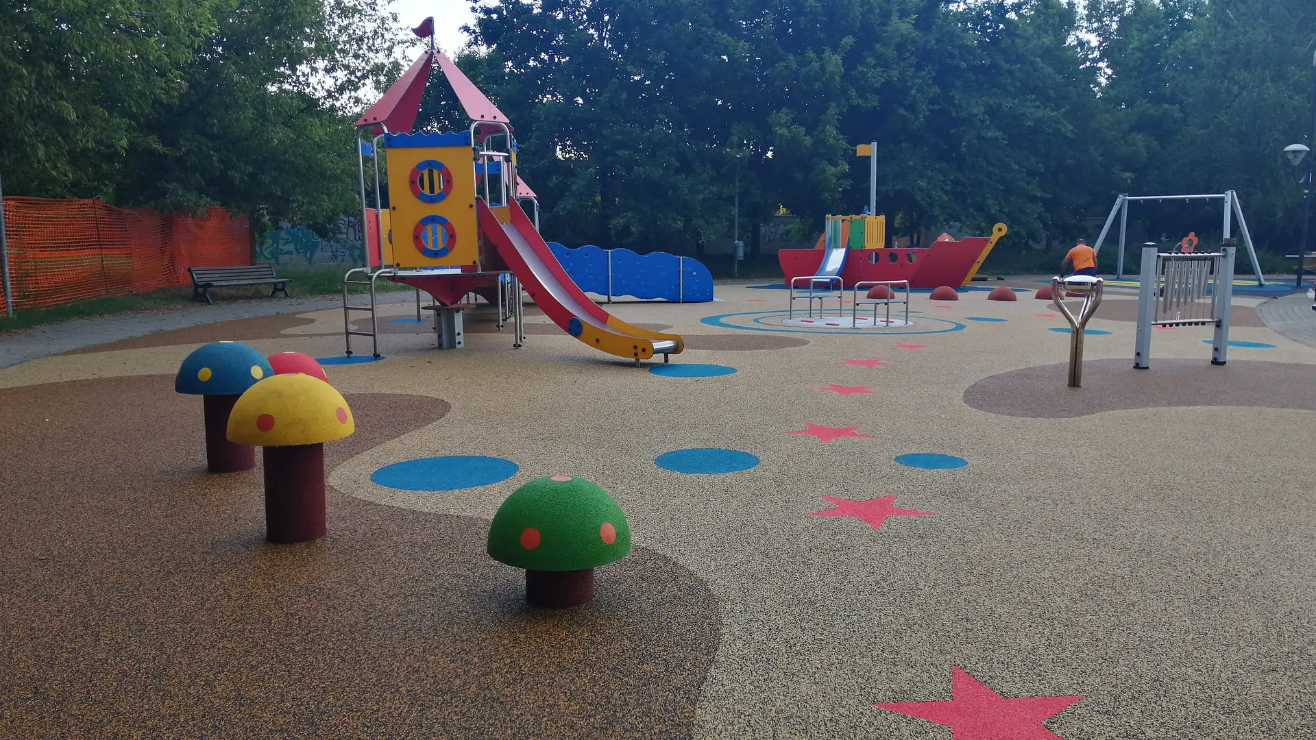Parco giochi con pavimentazione colorata e attrezzature della linea ECO-FUN