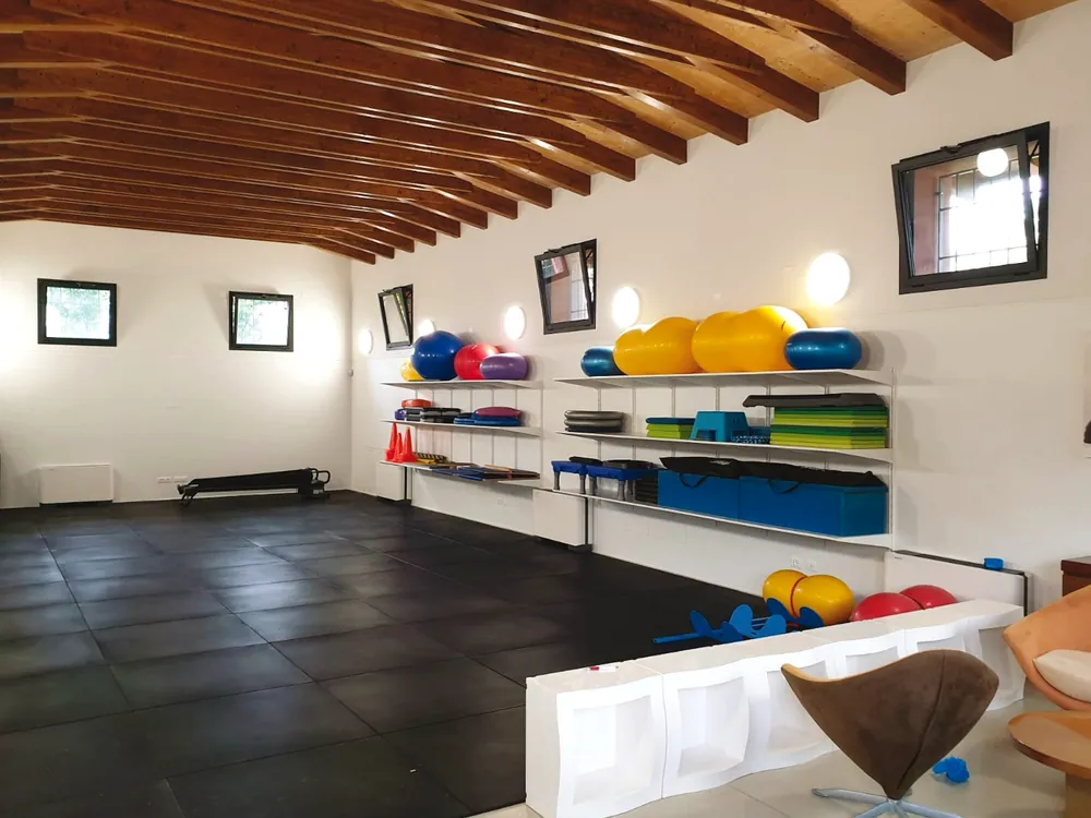 ECO-GYM TOP 8 Revêtement de sol ECO-GYM TOP installé dans une salle de fitness équipée