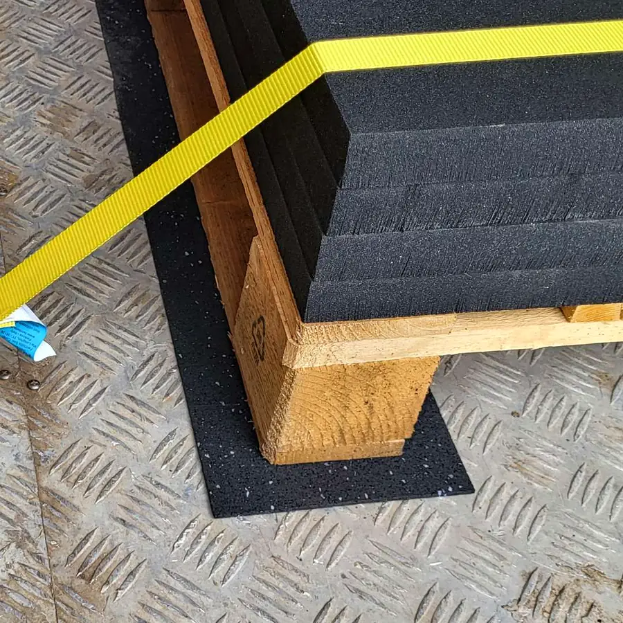 Tappeti antiscivolo per il fissaggio del carico 2 Bancale assicurato tramite utilizzo di strisce antiscivolo