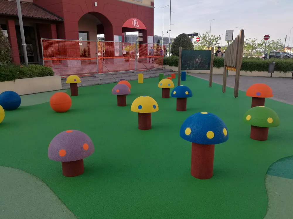 ECO-MUSHROOM 3 Area ludica con elementi ECO-MUSHROOM di differenti colori e altezze