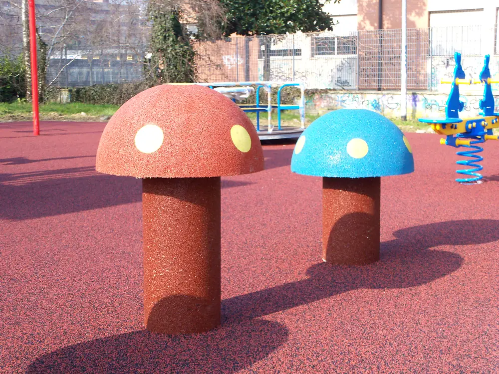 ECO-MUSHROOM 6 Coppia di elementi ECO-MUSHROOM installati in un’area gioco