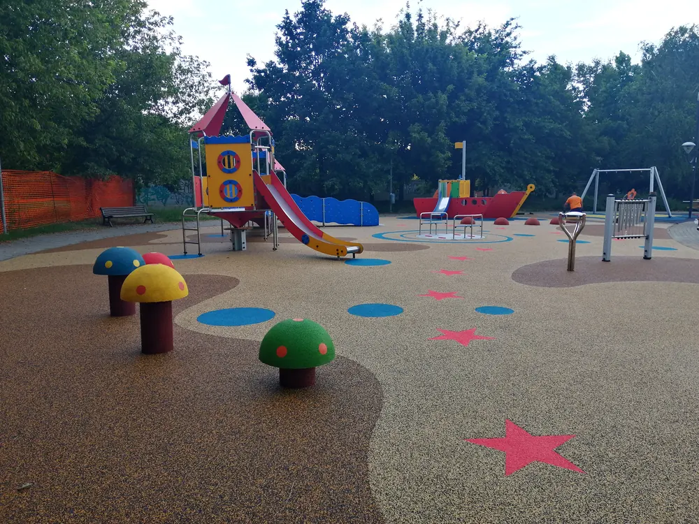 ECO-MUSHROOM 5 ECO-MUSHROOM installati in un parco giochi con pavimentazione colorata