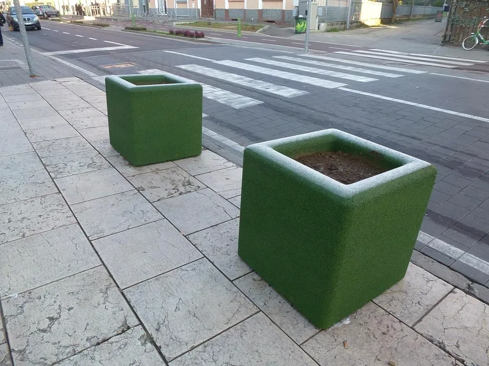 ECO-PLANTER L 6 Ein Paar ECO-PLANTER L-Pflanzkübel für das Stadtmobiliar