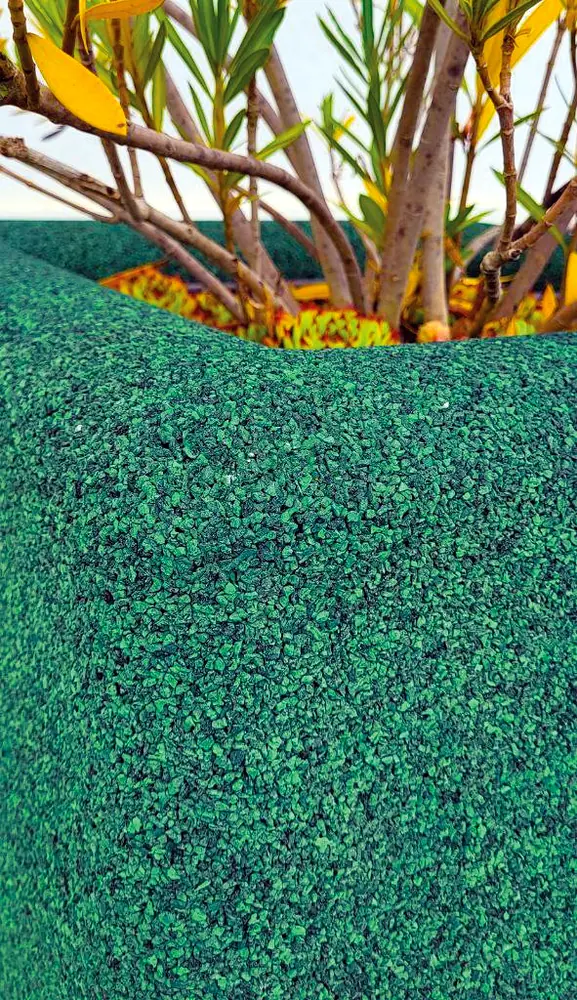 ECO-PLANTER L 8 Detailansicht der grünen Oberfläche aus Recyclinggummi des ECO-PLANTER L