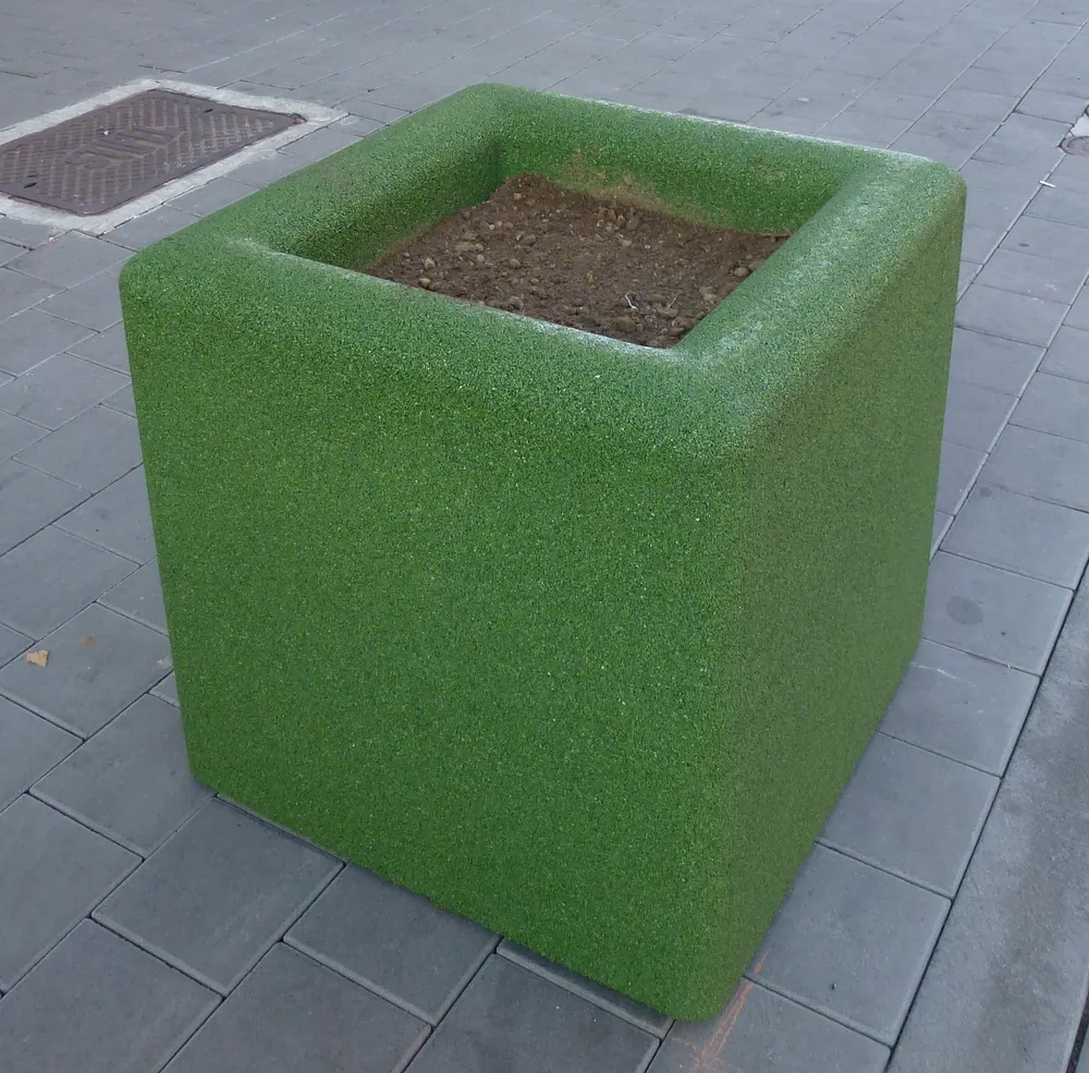 ECO-PLANTER L 4 Detailansicht des grünen ECO-PLANTER L-Blumenkastens aus Recyclinggummi