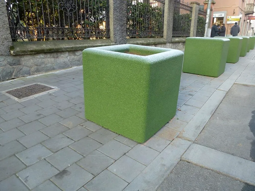 ECO-PLANTER L 3 Grüner ECO-PLANTER L-Blumenkasten aus Recyclinggummi, auf dem Bürgersteig aufgestellt