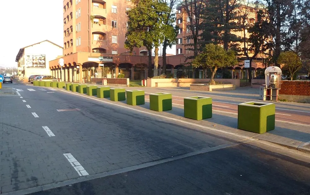 ECO-URBAN 9 Fila di fioriere ECO-PLANTER L verdi in uno spazio urbano