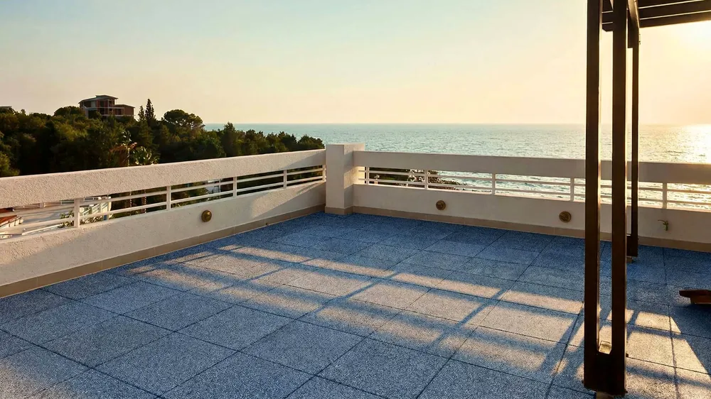ECO-ROOF 3 Pavimentazione ECO-ROOF in gomma riciclata installata su terrazza esterna vista mare