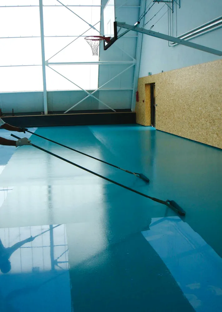ECO-SPORT ROLL 5 Pose d'ECO-SPORT ROLL en tant que sous-couche pour un revêtement de sol sportif en salle