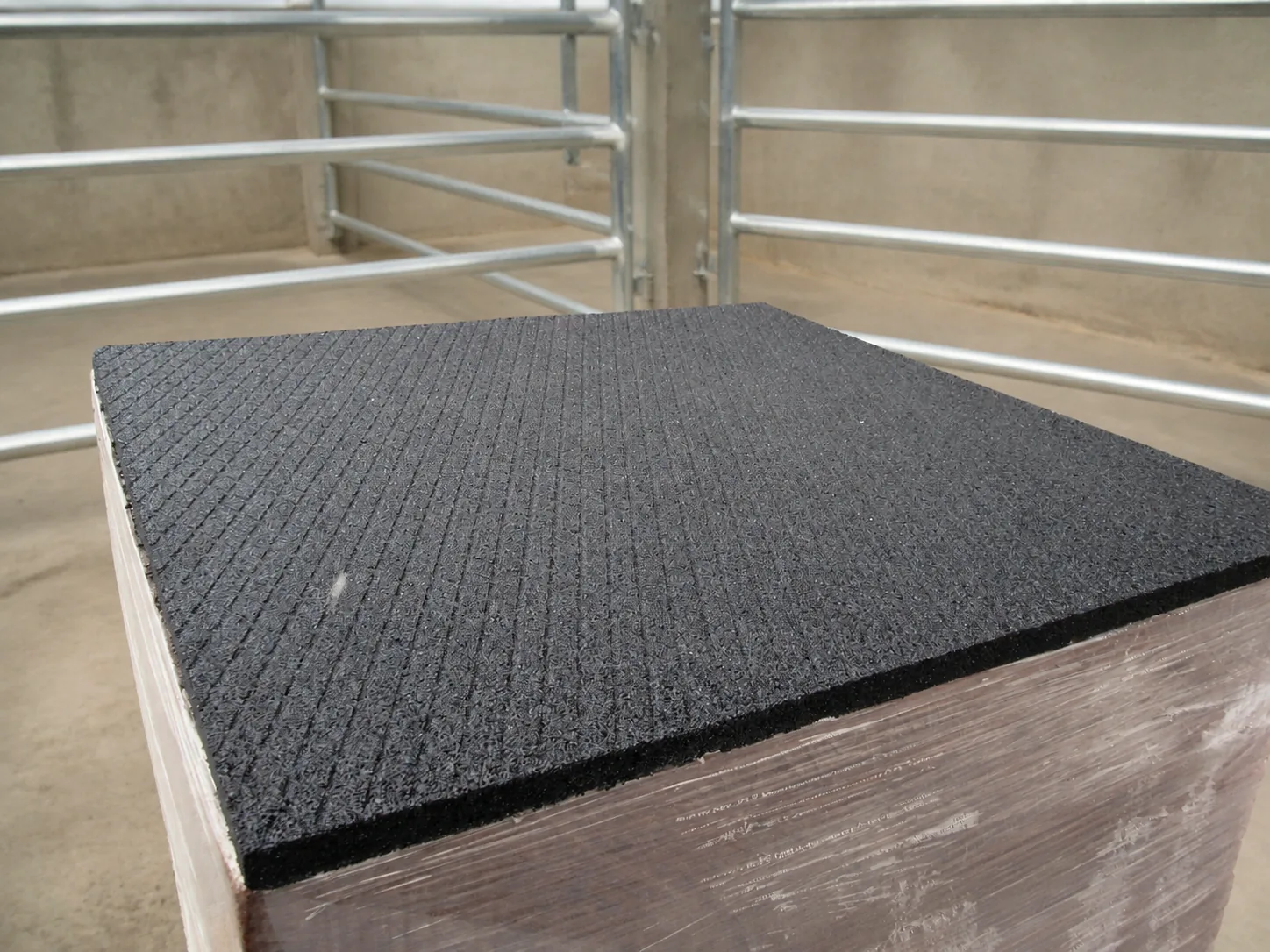 ECO-STABLE 2 Dalle ECO-STABLE pour sol d'élevage en caoutchouc recyclé, à surface en losanges