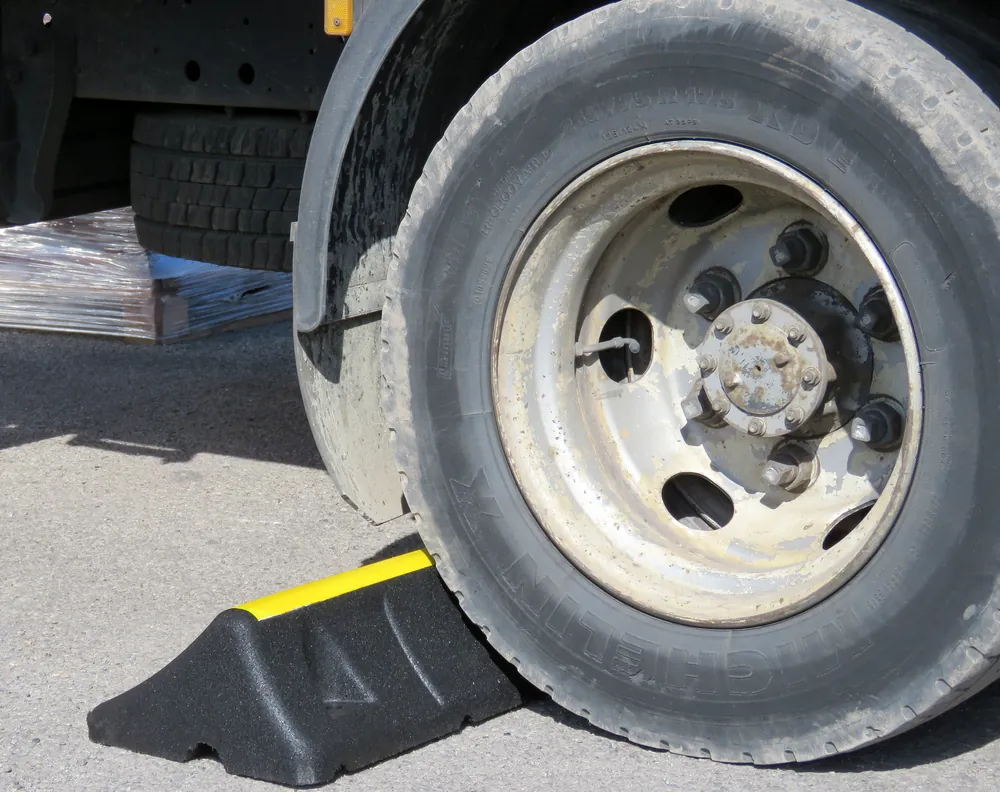 Truck wheel in contact with the ECO-TRUCK STOP wheel stop